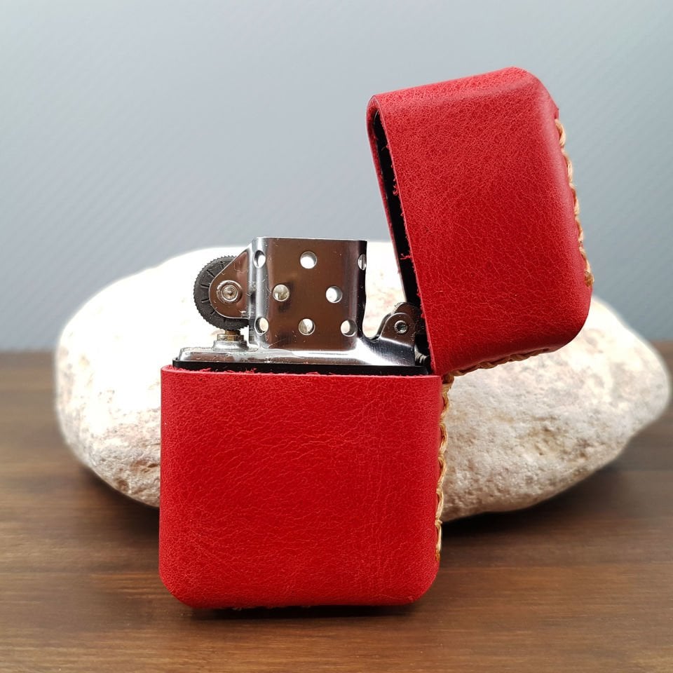 Kırmızı Deri Kılıflı Benzinli Çakmak