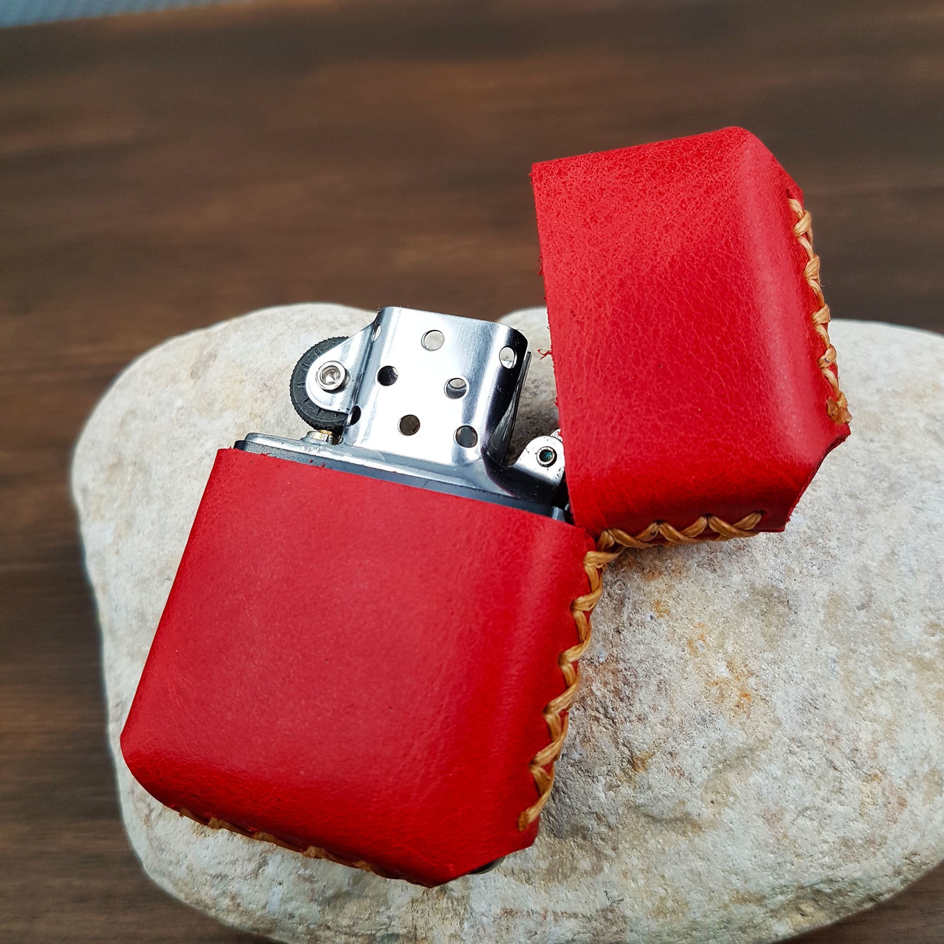 Kırmızı Deri Kılıflı Benzinli Çakmak