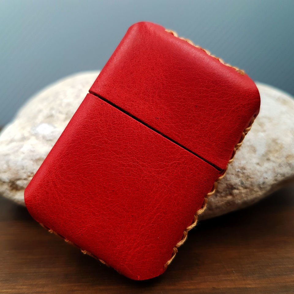 Kırmızı Deri Kılıflı Benzinli Çakmak