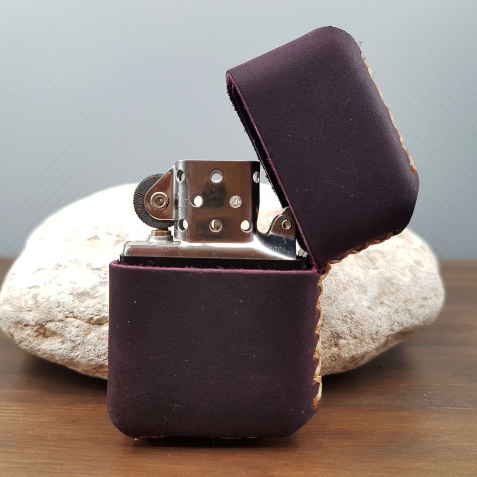 Mor Deri Kılıflı Benzinli Çakmak