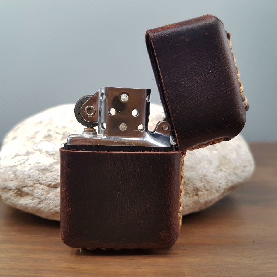 Parlak Kahverengi Deri Kılıflı Benzinli Çakmak