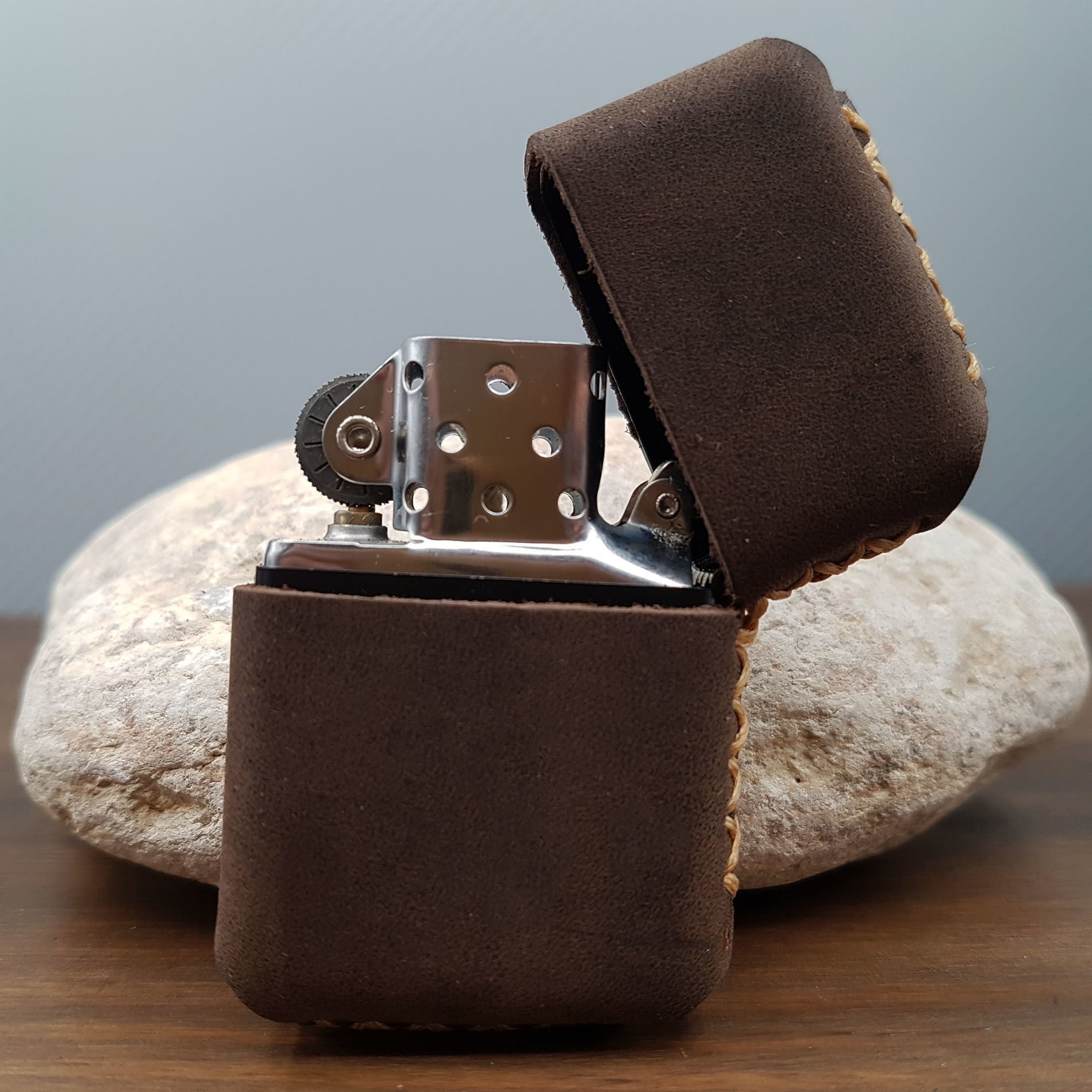 Kahverengi Deri Kılıflı Benzinli Çakmak